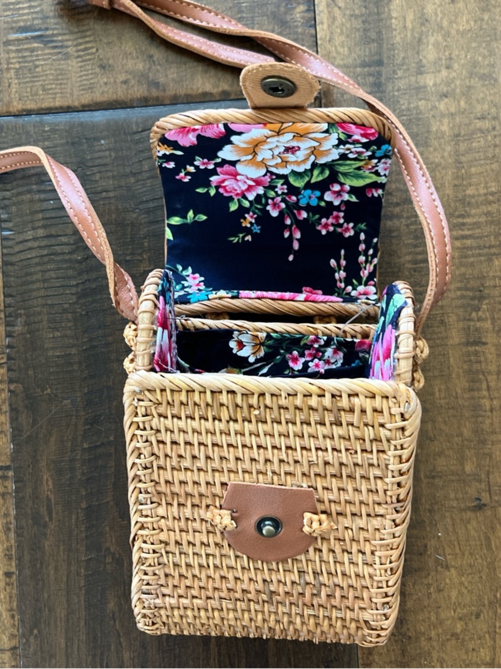 Woven straw rattan crossbody bag with leather strap, floral interior. - Picture 3 of 6